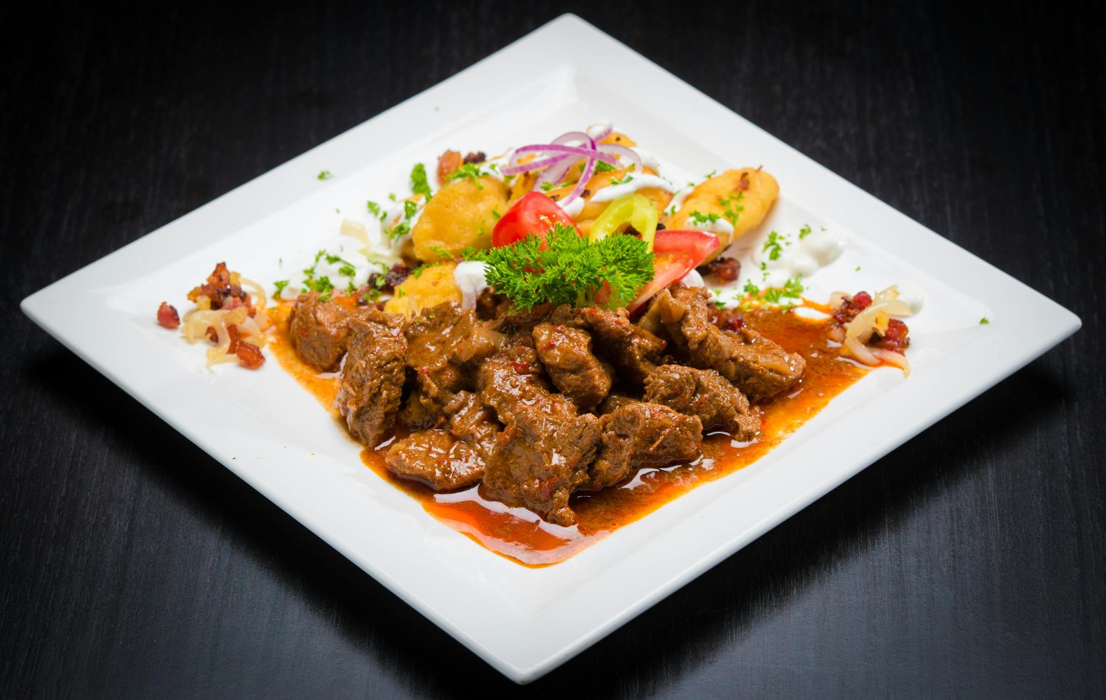 Carne con tomate
